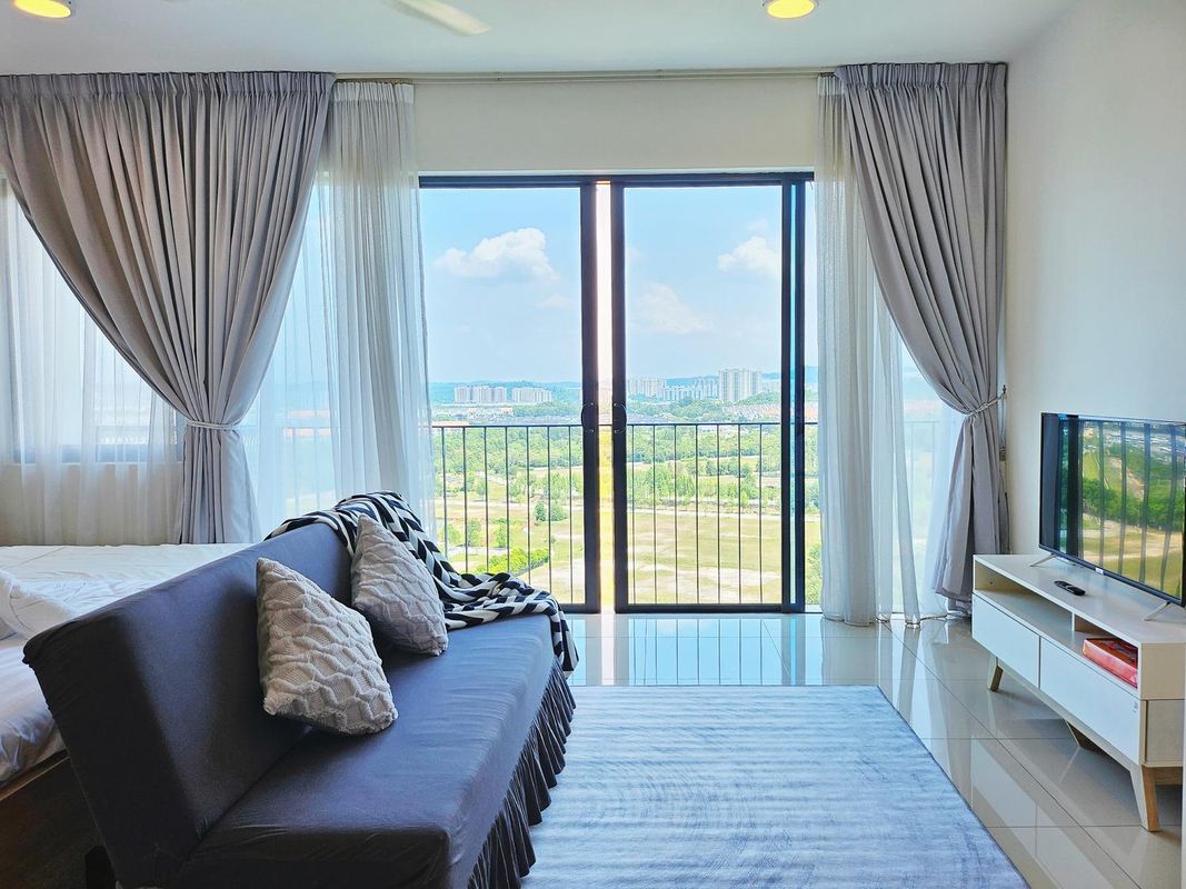 Minimalist studio @ Trefoil Setia Alam (linked bridge to SCCC/SCM) for 2-4pax