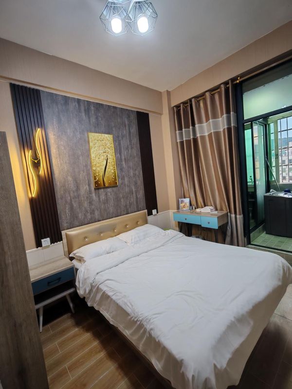 Fenglin Apartment (Botanical Garden Subway Station Longdong Pedestrian Street)