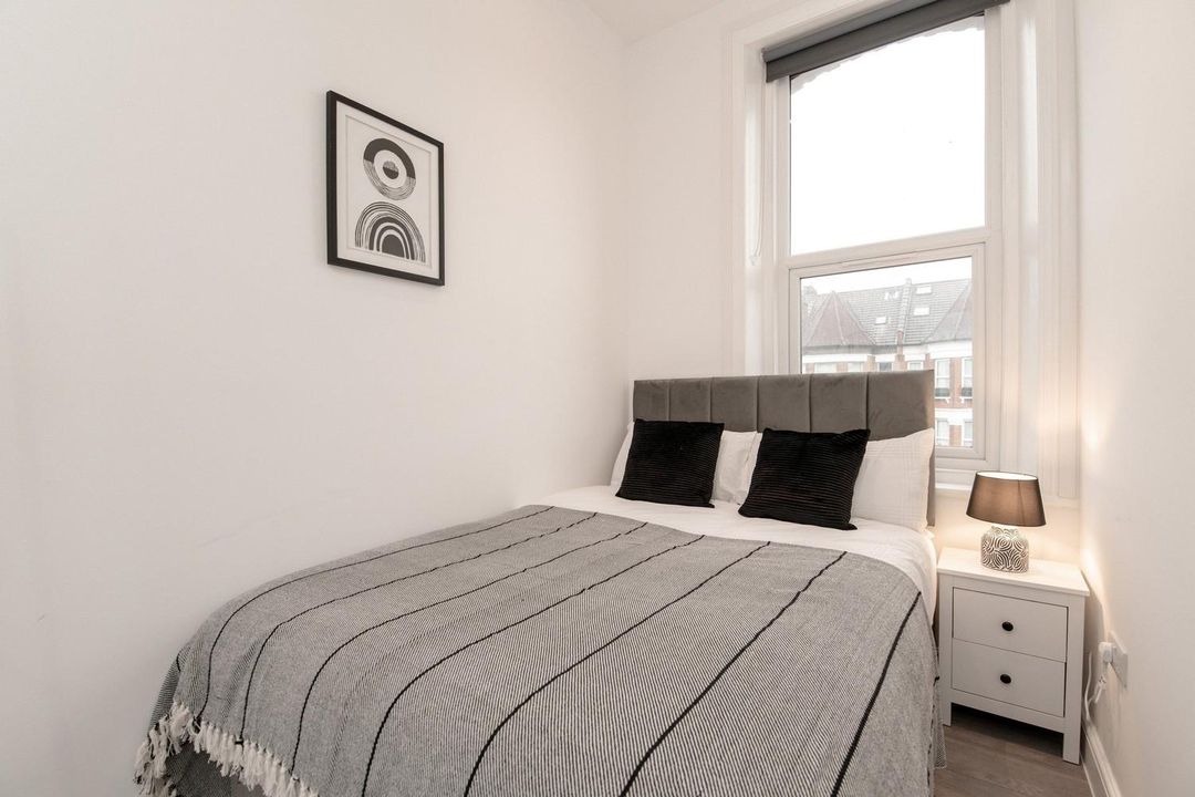 Woodside Park 3 Bedroom Apt with Parking