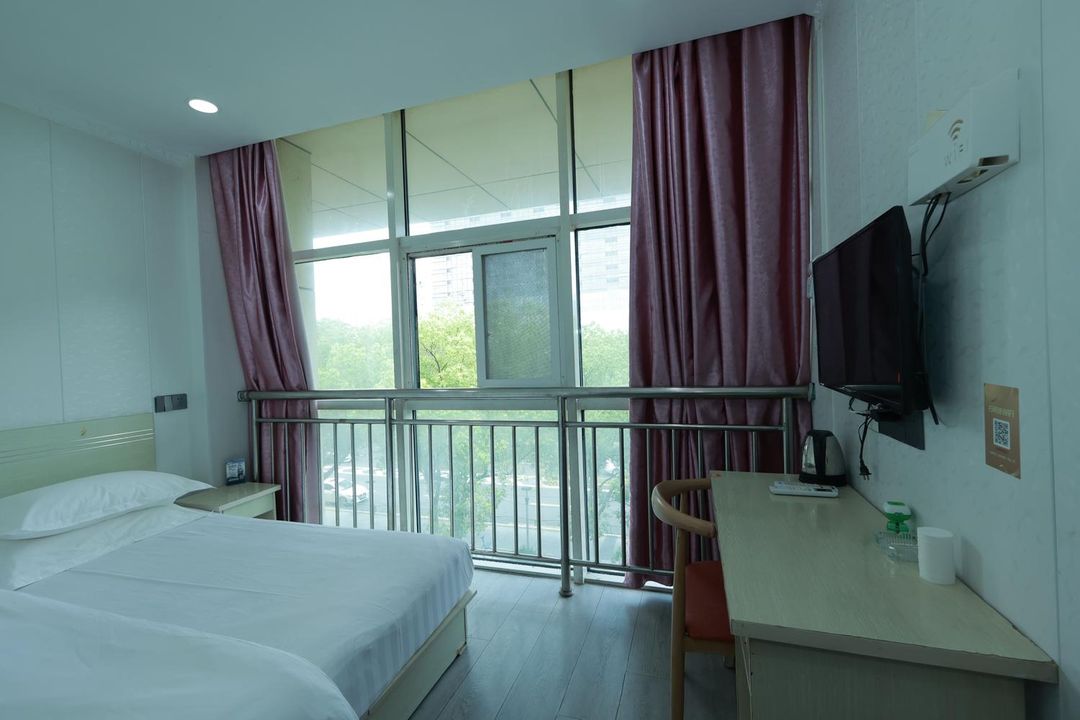 俊發賓館(南京龍眠大道地鐵站店)