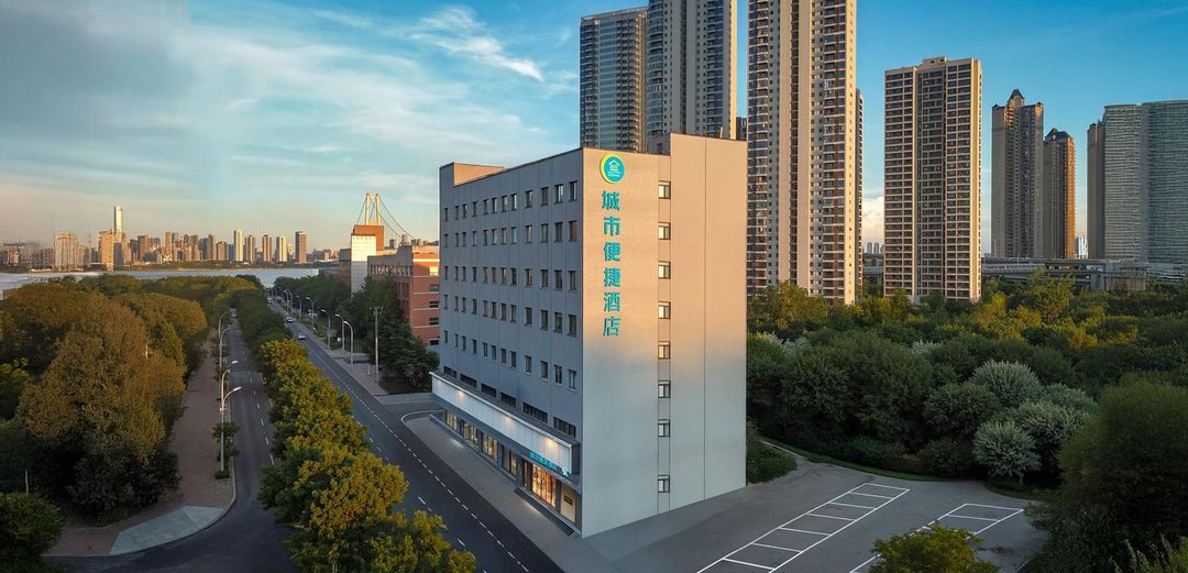 City Comfort Inn (Wuhan Guobo Center Qianjincun Metro Station)