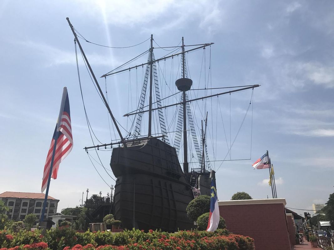 Gracious ~ Walking Distance to SEE, SHOP and EAT