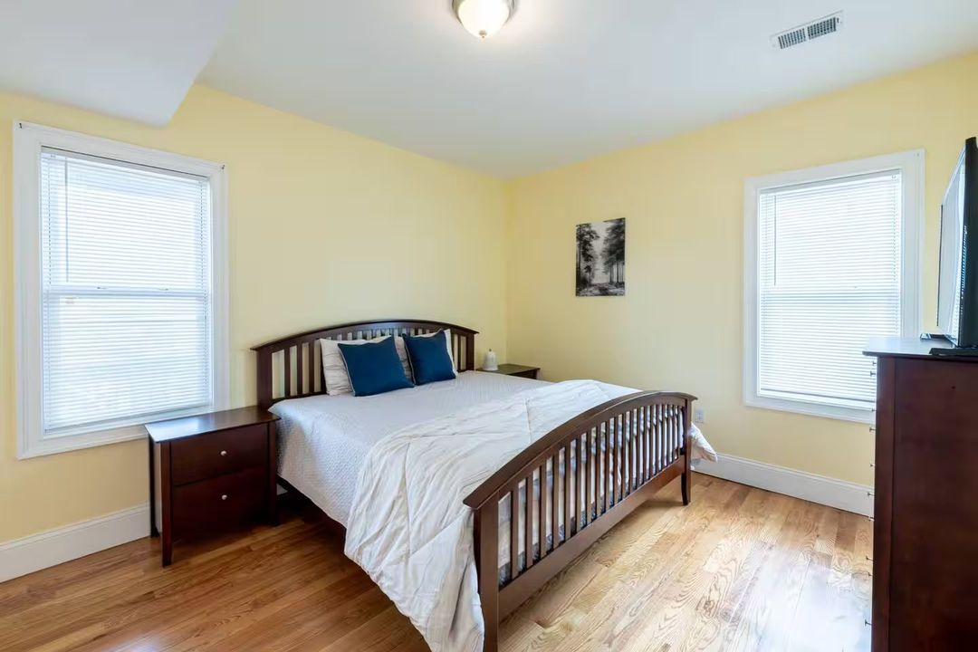 90/3 - 4BR Dorchester | Elegant Apt