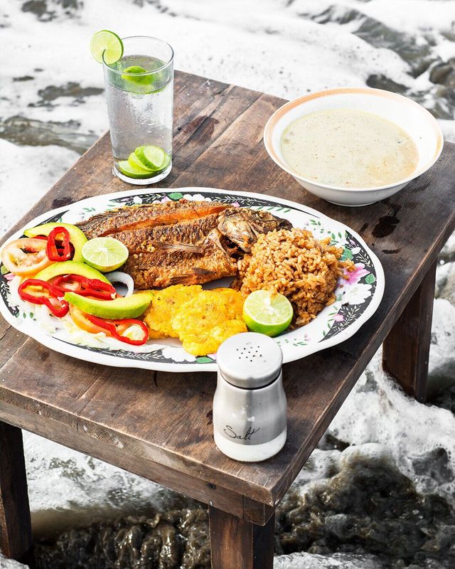 面朝海的豪華帶按摩浴池的海灘房