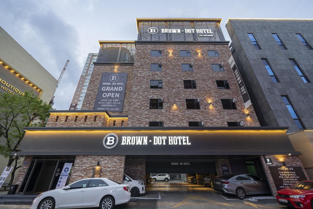 Wolgot Station Brown Dot