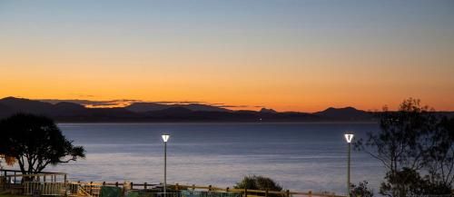 Bay Royal Apartment 2 - Opposite Main Beach & Heated Pool!