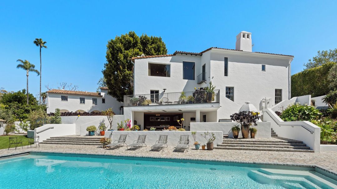 霍華德·休斯莊園 - 西班牙復興風格的寶石,帶泳池、酒窖和客房