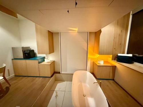 The Amsterdam Houseboat Family - de Jordaan Brand New Houseboat!