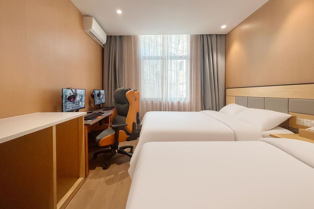 Yaxin E-Sports Hotel (Shanghai Songfa Road Subway Station Songnan Road)