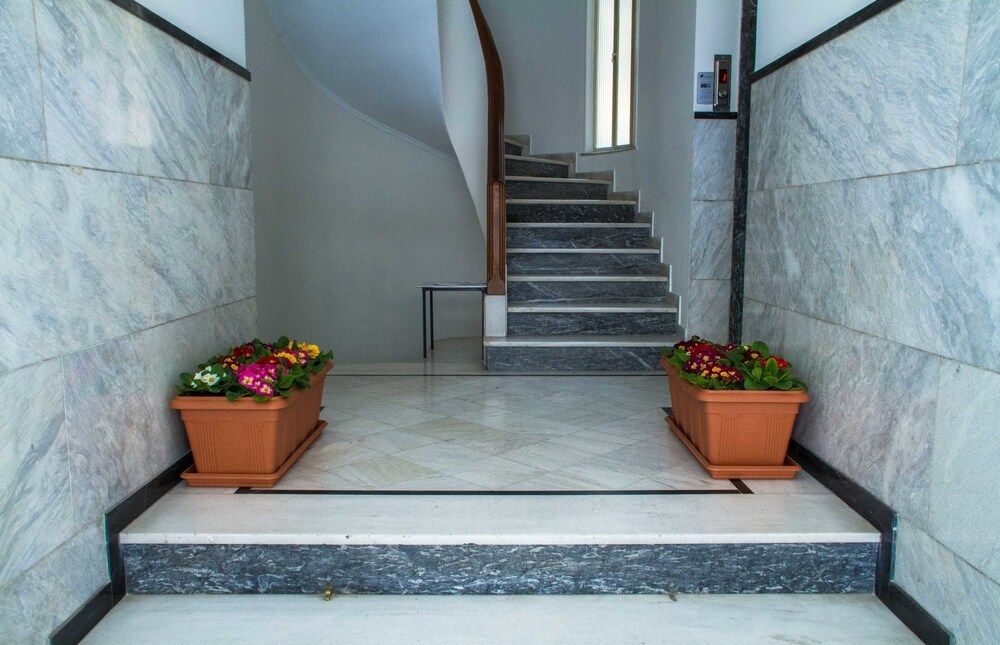 Cozy Deck Roof Apt at the Foothills of Acropolis