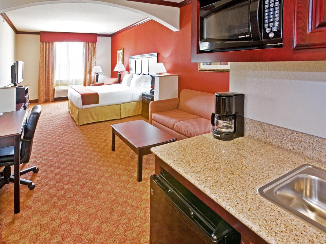 Holiday Inn Express & Suites Terrell