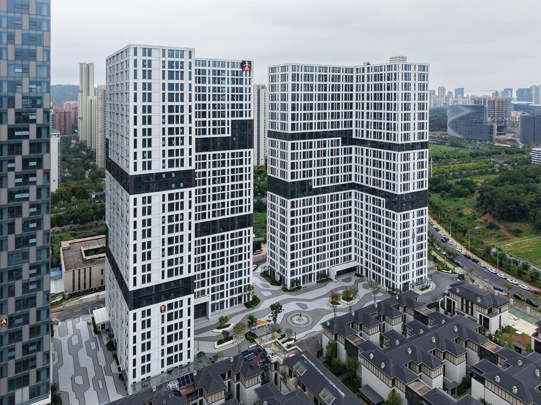 Yipan Hotel (Guanggu Biocity Maternal and Child Health Hospital)