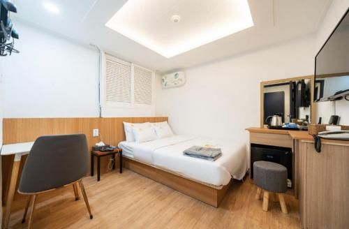 Must Stay Hotel Sinjeongnegeori Station
