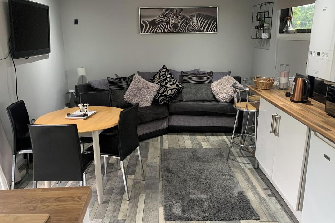 2-bed Cabin Sleeps 4 -small Pets Ok -free Parking