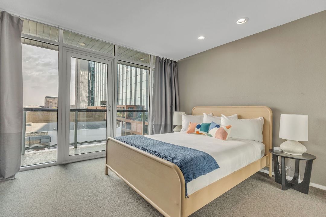 小田閣樓, 由Placemakr主持 - 第六街