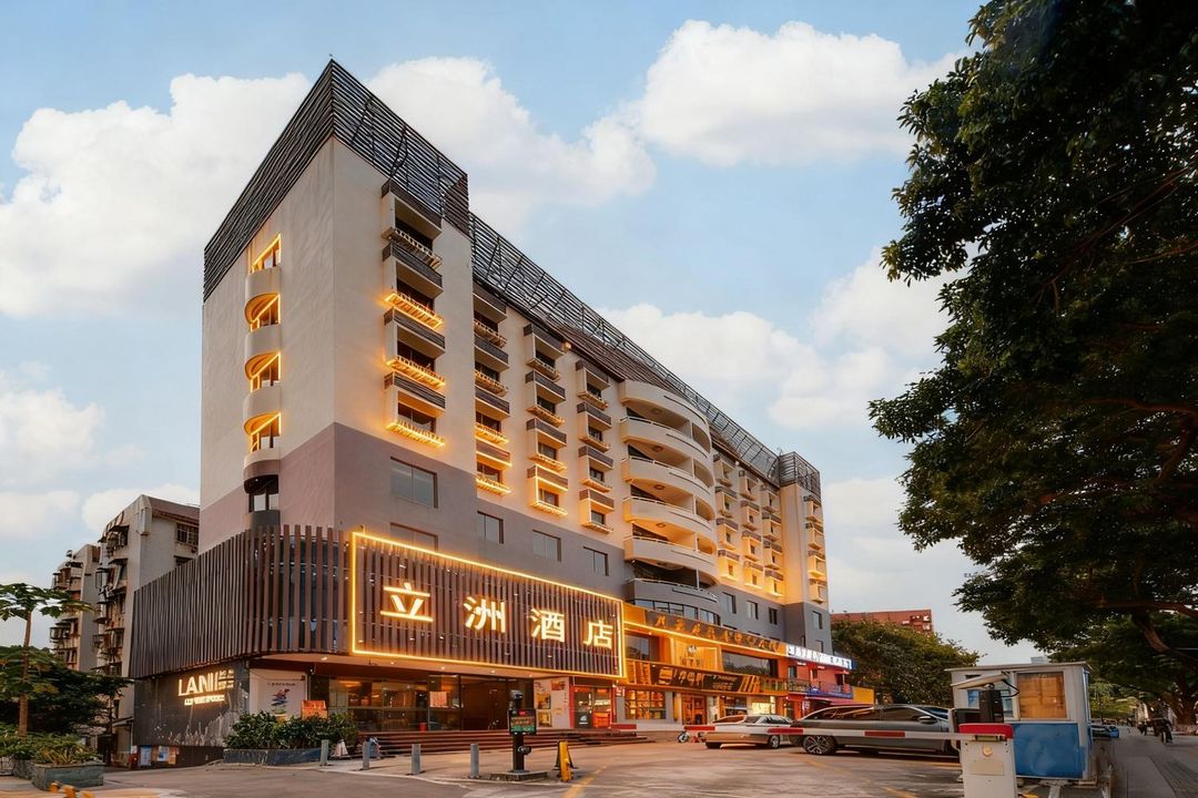 Lizhou Hotel (Gongbei Port Light Rail Station)