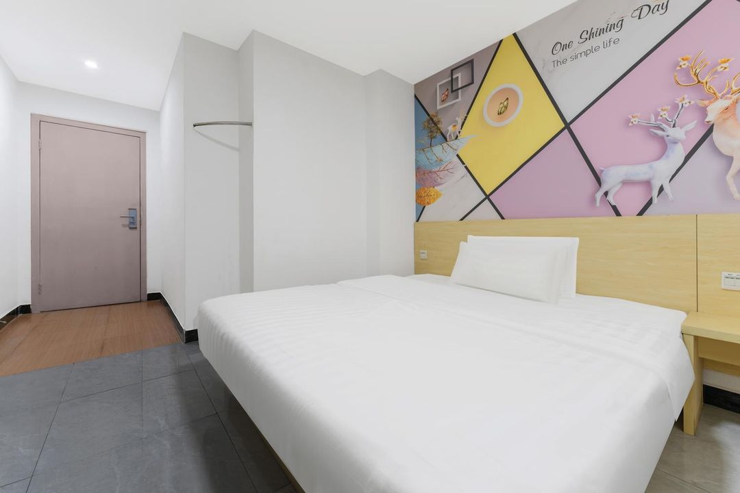 Qipai Hotel (Foshan Zumiao Subway Station)