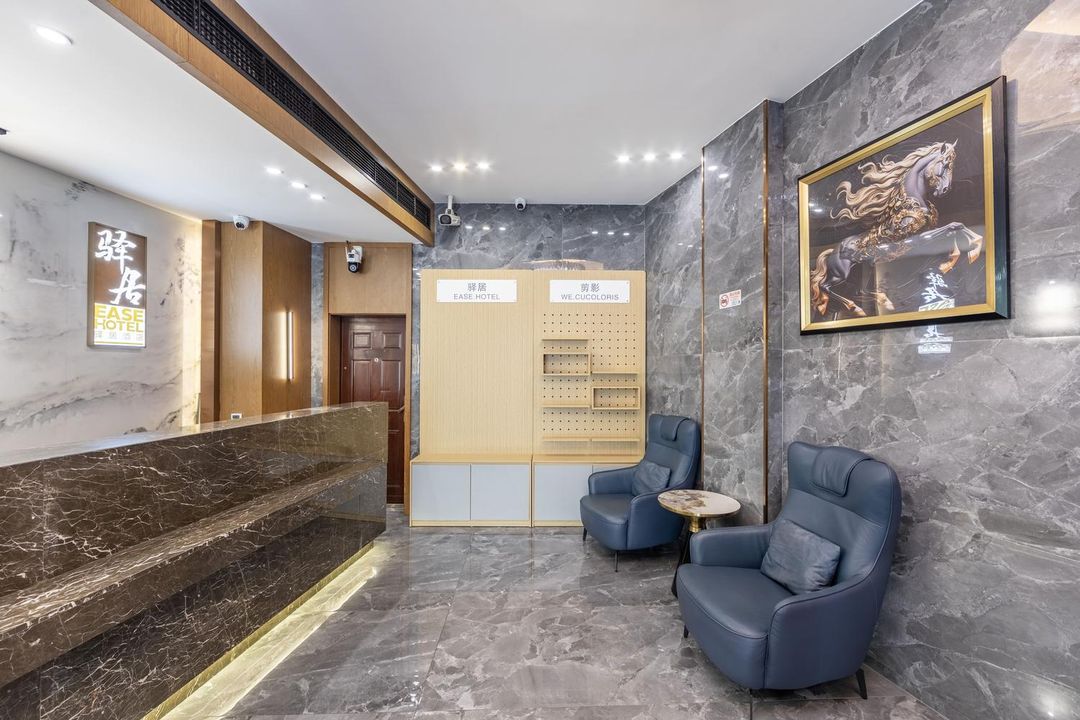 Haoting Light Luxury Hotel Zhenping Road Subway Station