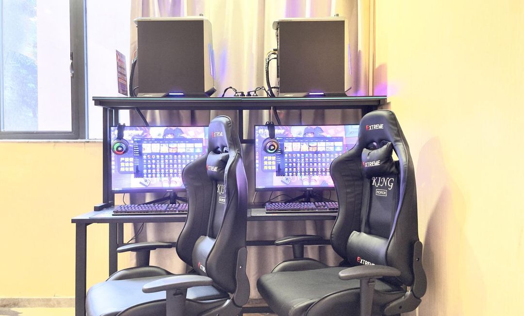 方柚电竞酒店(深圳平湖双拥街地铁站店)