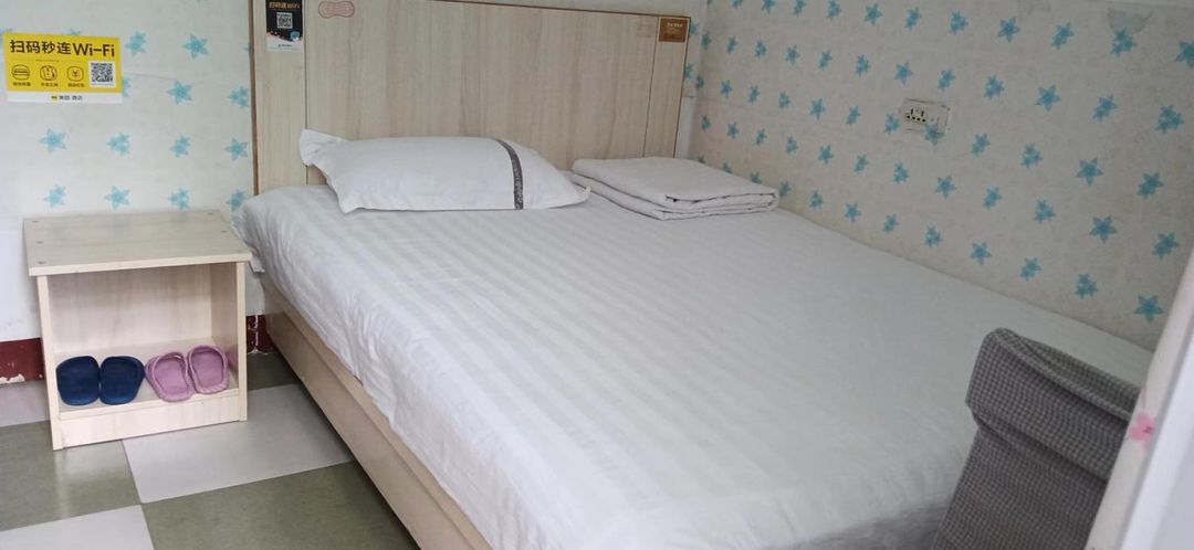 Warm Hostel (Wuhan Textile University Sunshine Campus Jiangxia No. 1 Middle School)