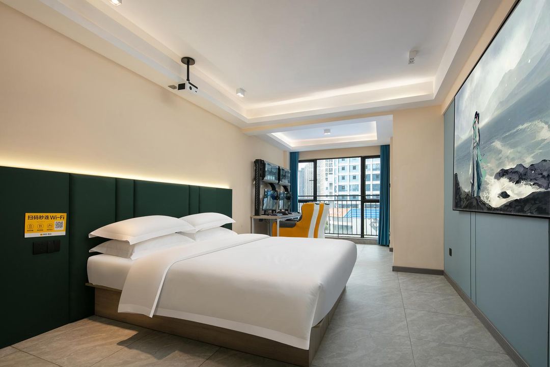 Fish-catching e-sports hotel