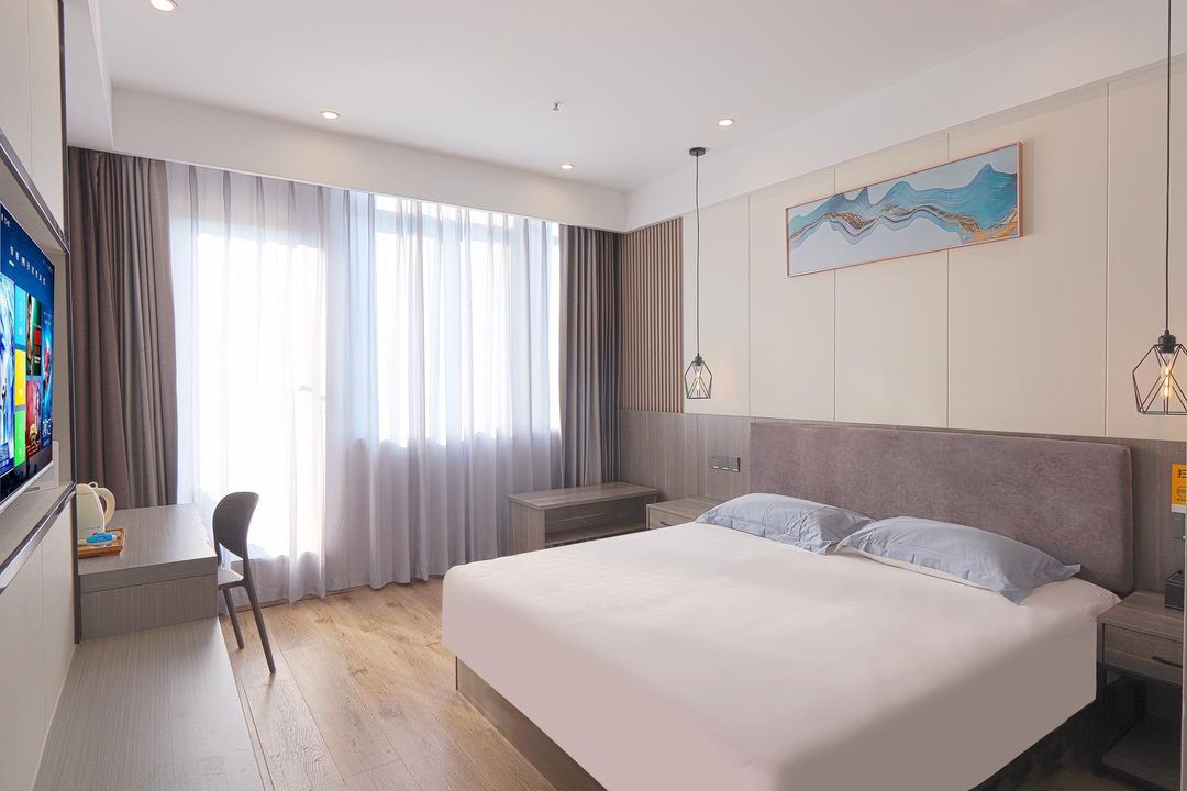 Late Guizhou Select Hotel (Suzhou Xiangcheng Oufeng Commercial Street Lukou Subway Station)