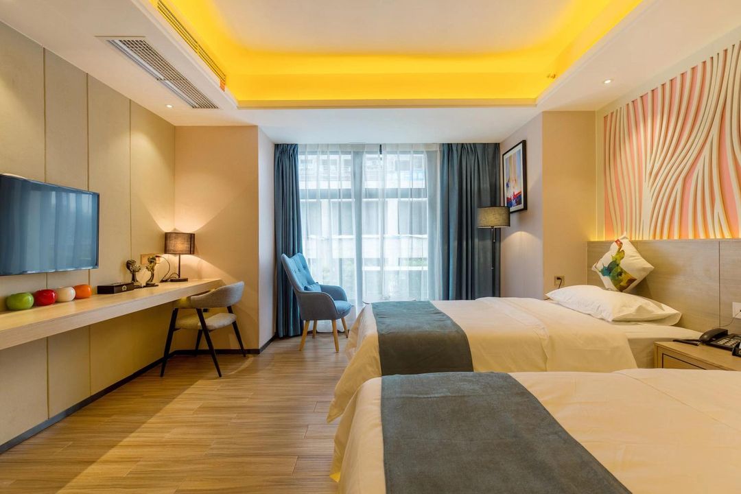 Heyi Light Luxury Apartment (Miaojing Road Shop)