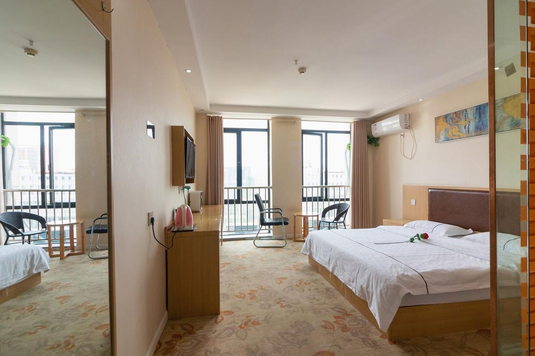 Jinhao Business Hotel (Wuhan Living Room Wuhan Haichang Polar Ocean World Park)