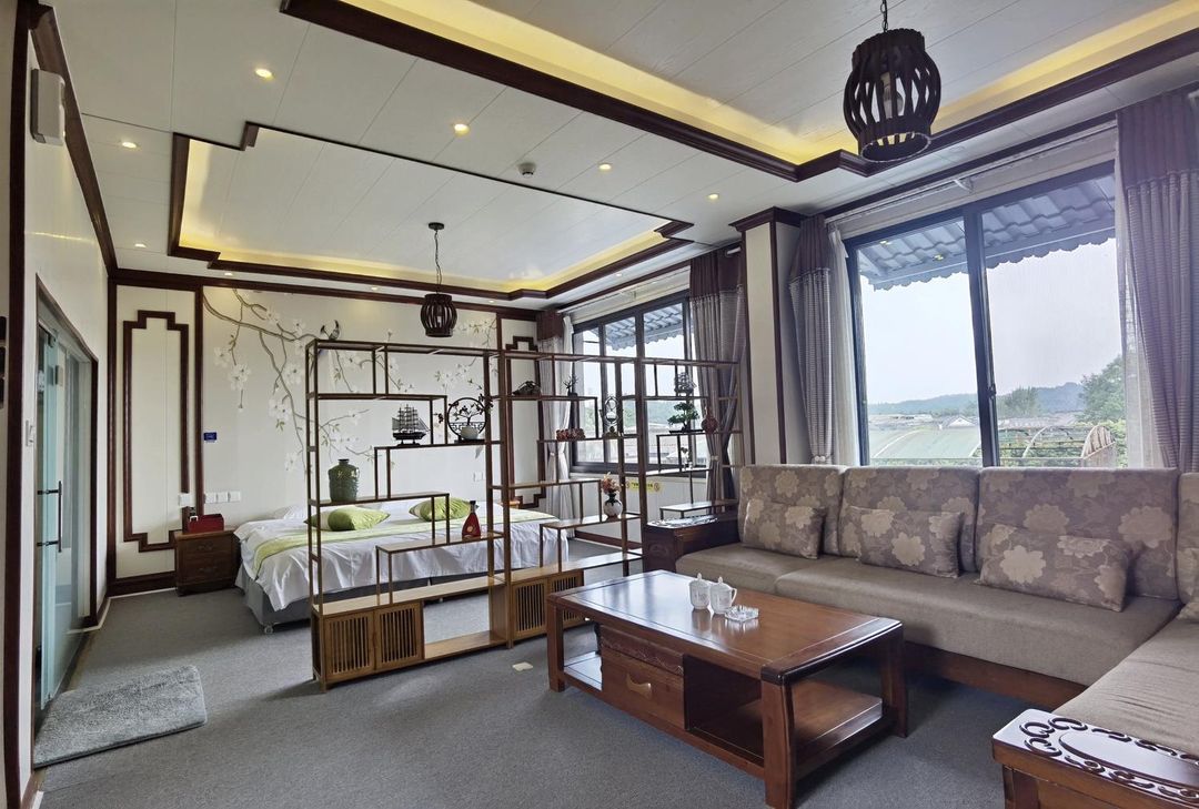 Huanglongxi Julongge Hotel