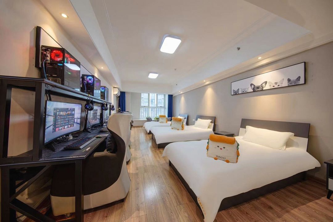 Runaway bear E-sports Hotel