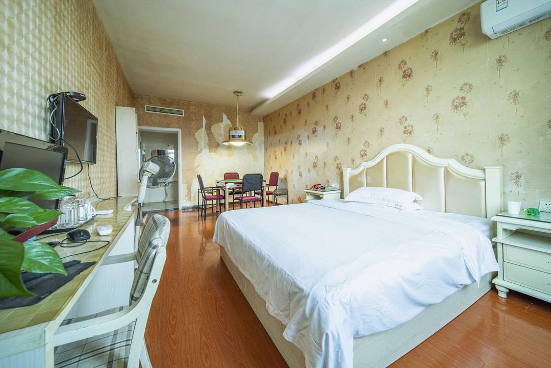 Yiyang Hongyun Themed Hotel (Yiyang Railway Station)