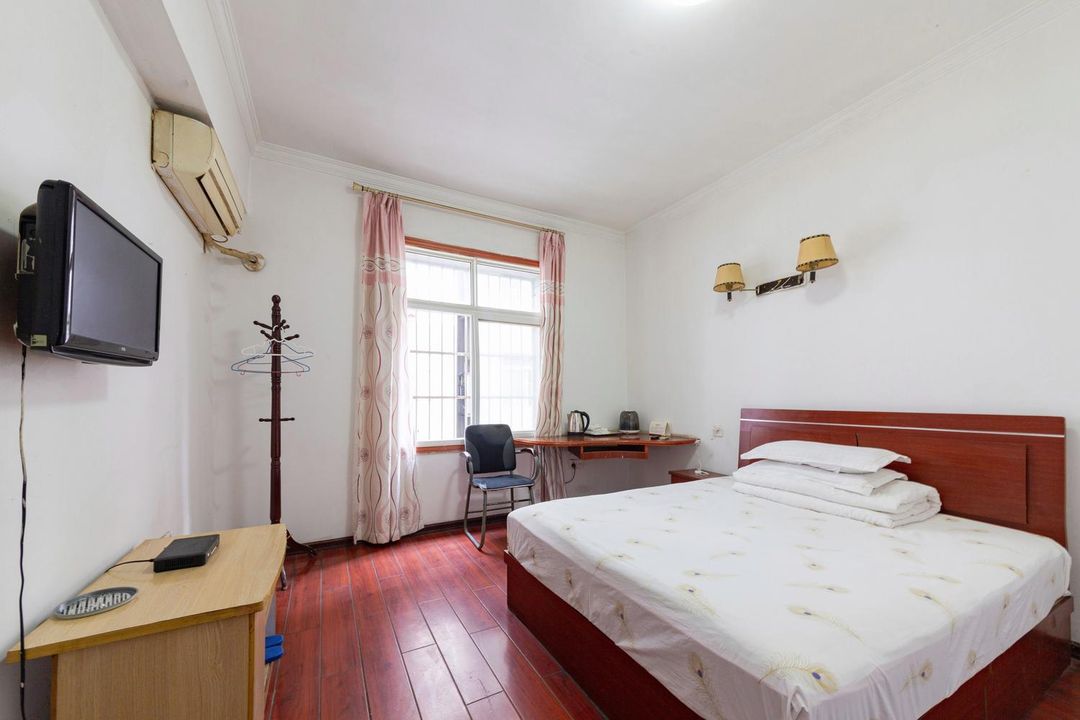 Wuhan Shengshi Oriental Hotel (Xingye Road Subway Station)