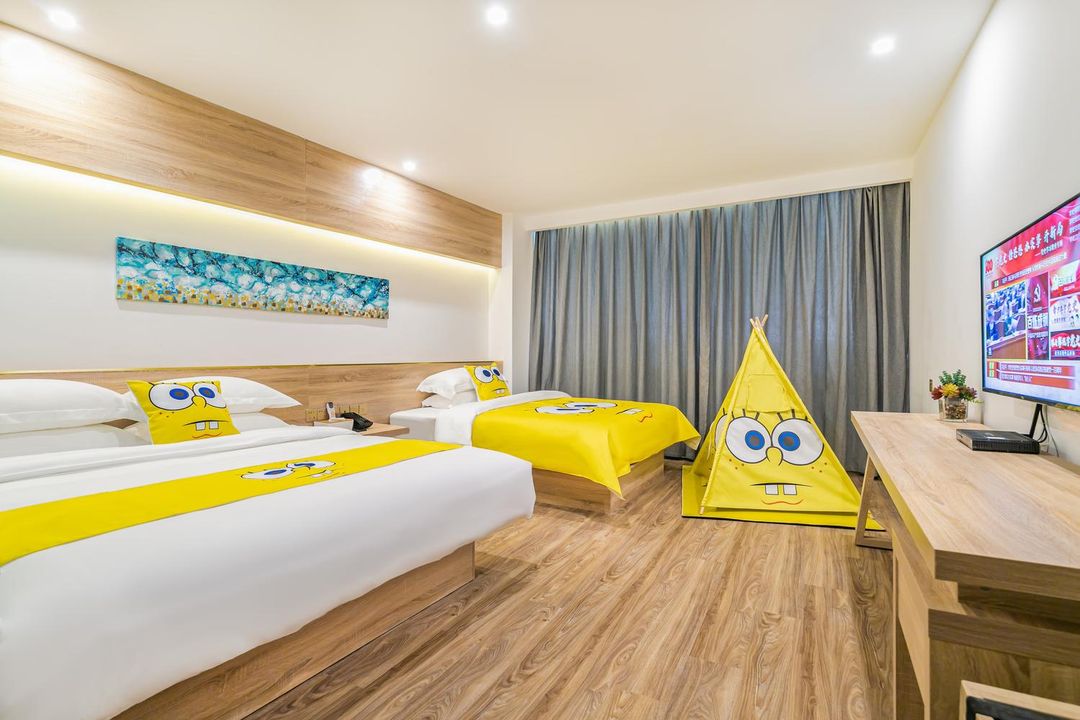 Huaqiao Hotel (Lovers Road Seaside Swimming Pool)