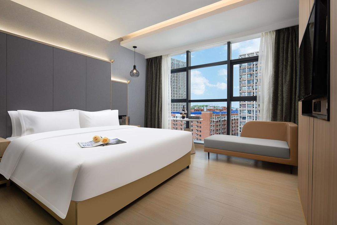 Yifan Hotel (Window of the World Mechanical and Electrical College Store)