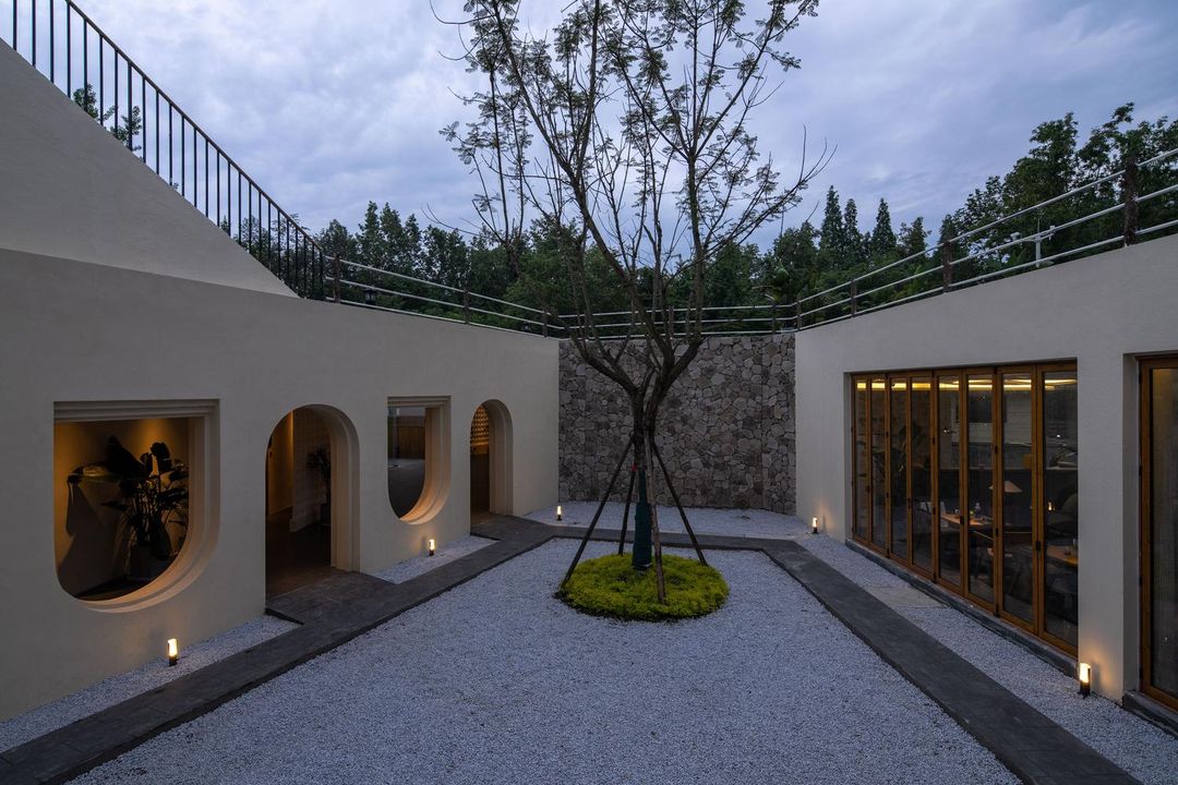 XIANZAI SHUIYUNSHU Forest Hot Spring Resort Hotel