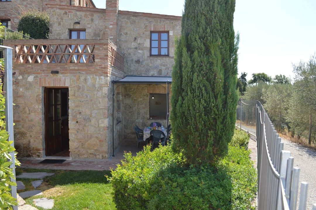 House with Private Garden in the Crete Senesi