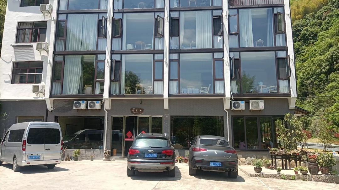 Qinglianggu Farmhouse