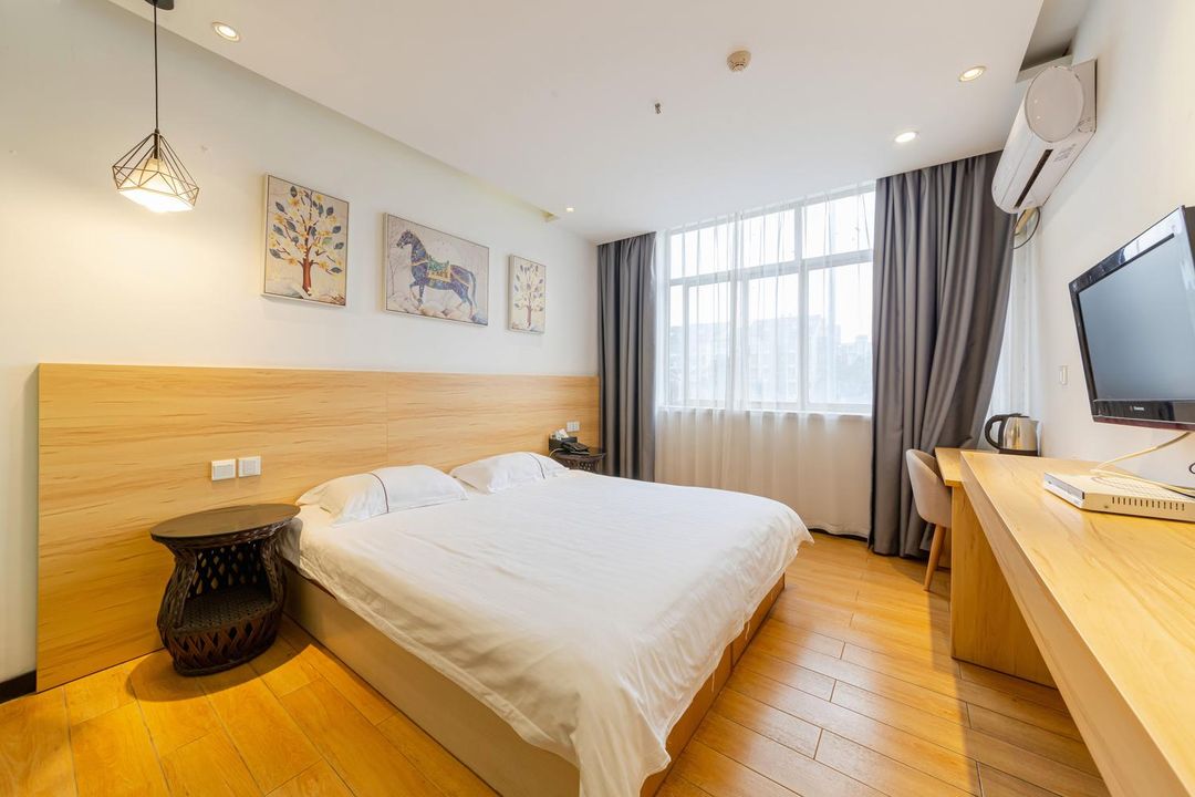 Shanghai Hanying Hotel (Huijin Road Subway Station)