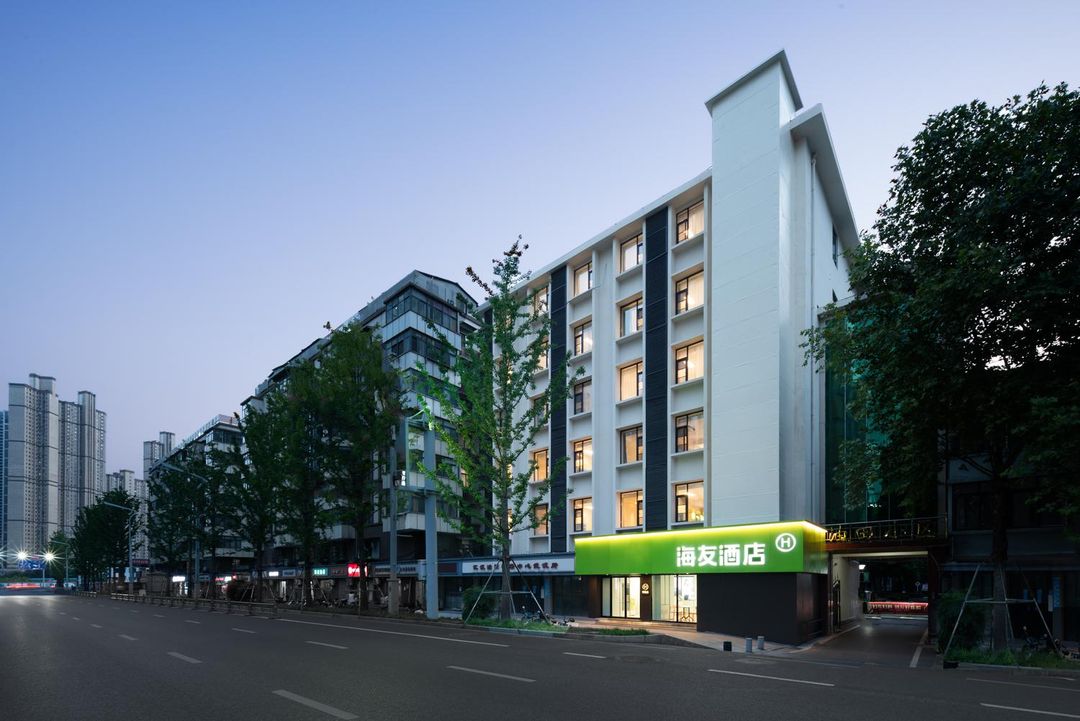 Haiyou Hotel (Wuhan Hanyang River Beach Maying Road Metro Station Branch)