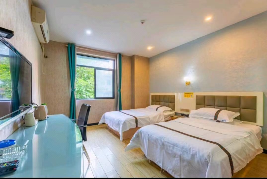 Wuhan Le Shange Hotel (Zongguan Metro Station Wal-Mart Store)