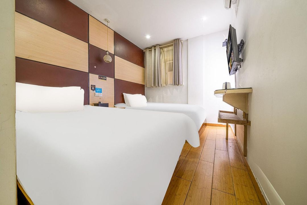 Siyu Select Hotel (Lujiazui Pudian Road Subway Station)