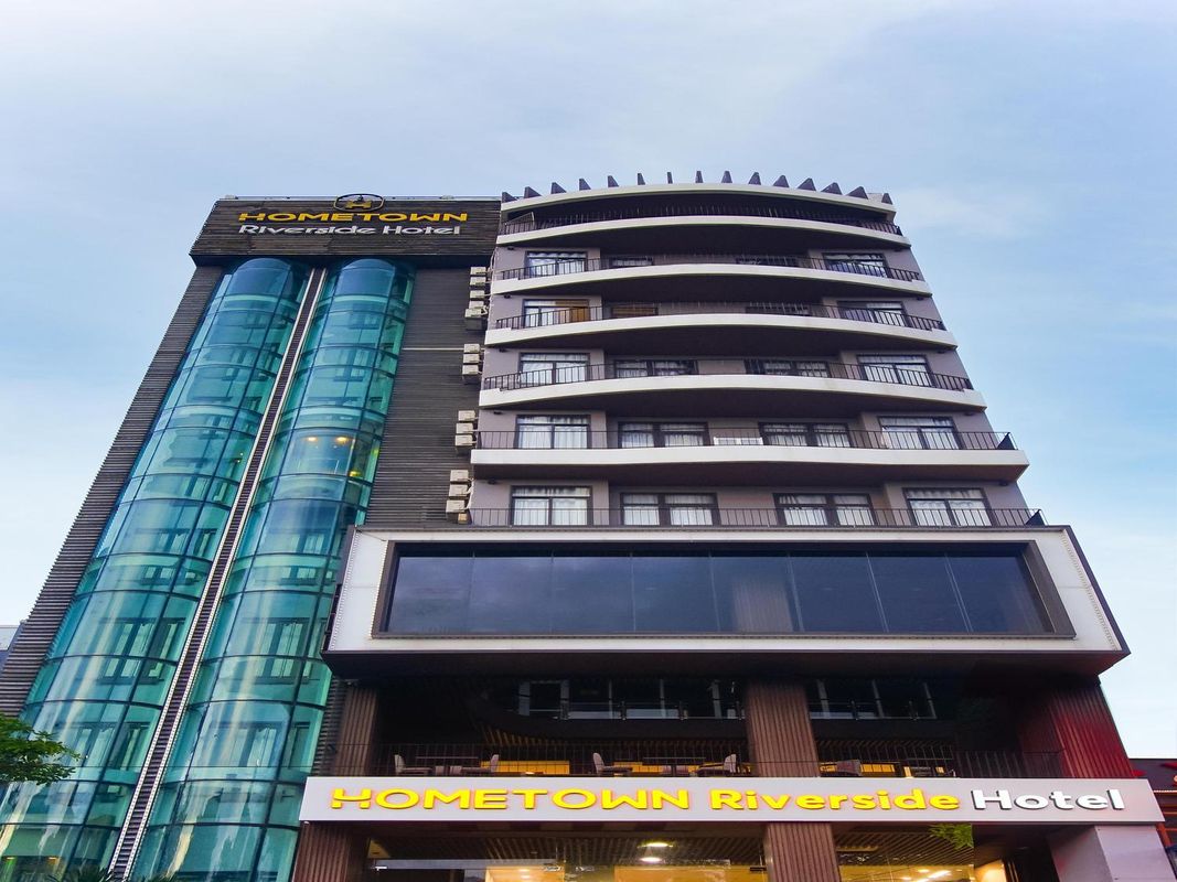 Hometown Riverside Hotel