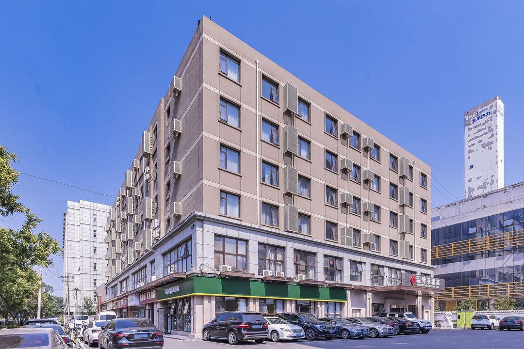 Winterless Hotel (Beijing XiDiaoyutai Subway Station branch)