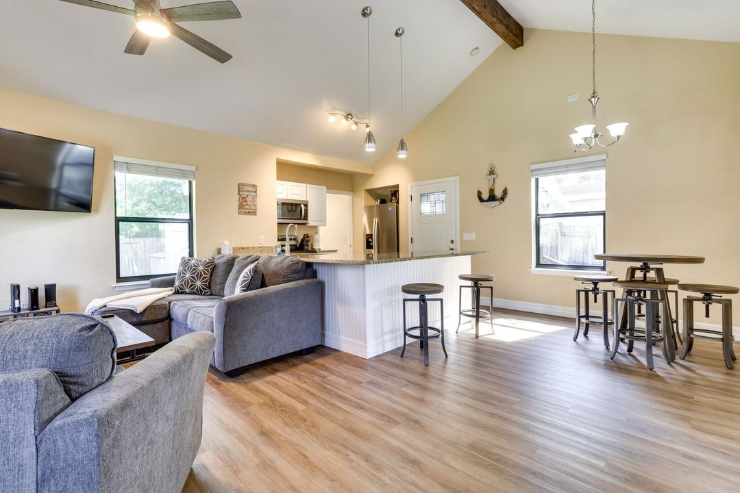 聖克勞德度假租賃 - 步行至湖濱公園!