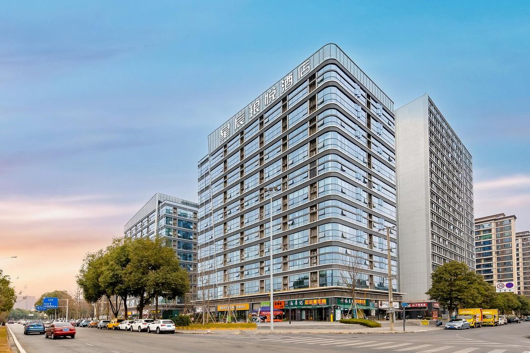 Stars Hotel (Chengdu West Railway Station Longhu Xifu Yue Branch)