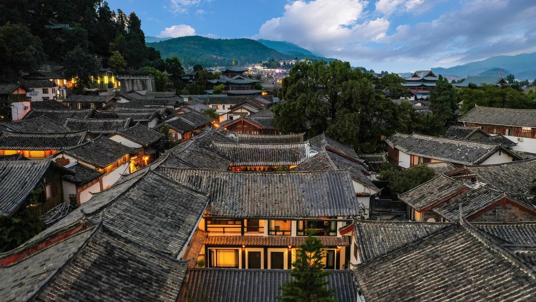 There are pines at The cloud is nowhere to be found(Lijiang Ancient Town Branch)