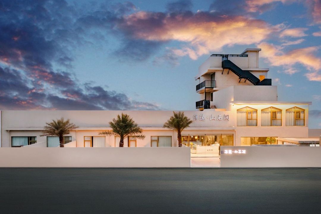 Floating Hideaway Mountain Stone Stream Hotel