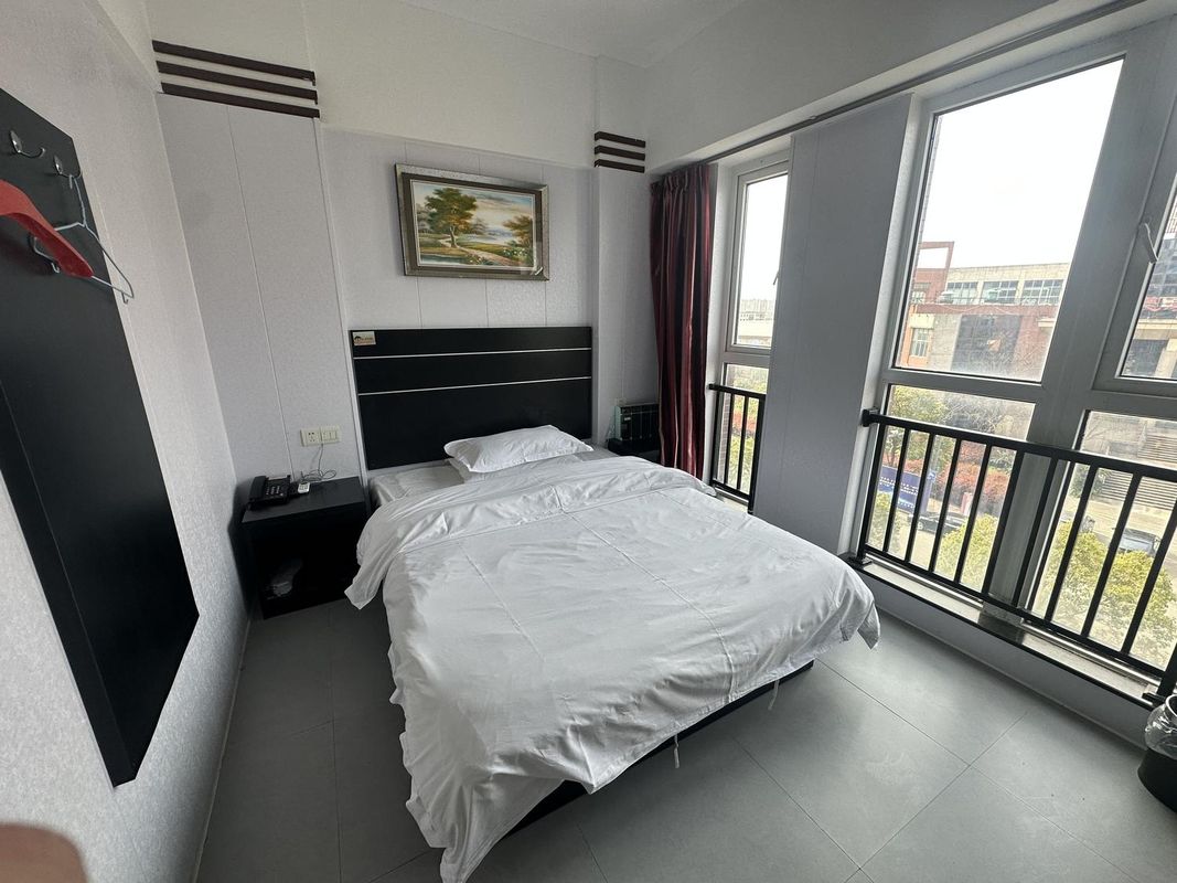 Cixi Baiguqing Hotel