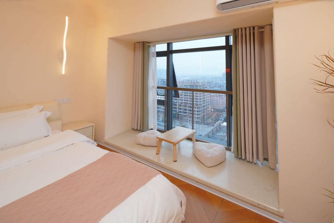 Guilin Run Homestay, High-Speed Railway North Station, Evergrande Plaza.