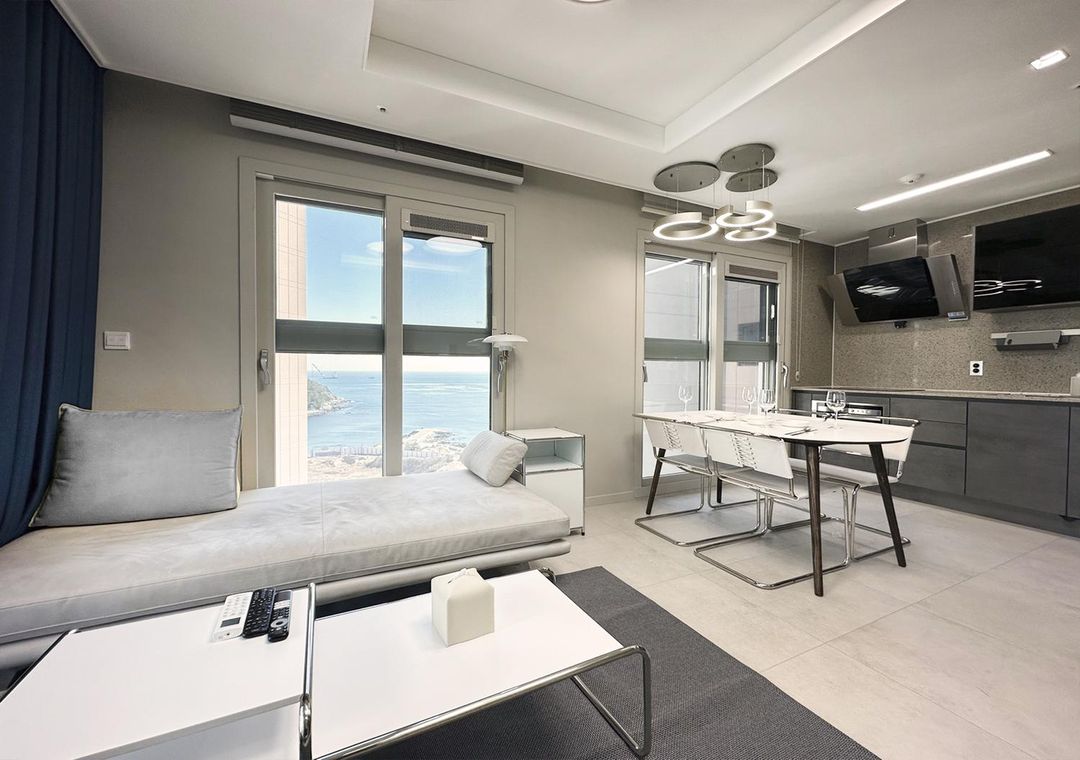 Y COLLECTION by UH 平澤奧西里亞